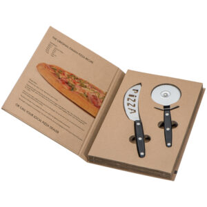 Pizza set consisting of a pizza knife and pizza cutter – a delicious pizza recipe is printed on the eco-friendly box!