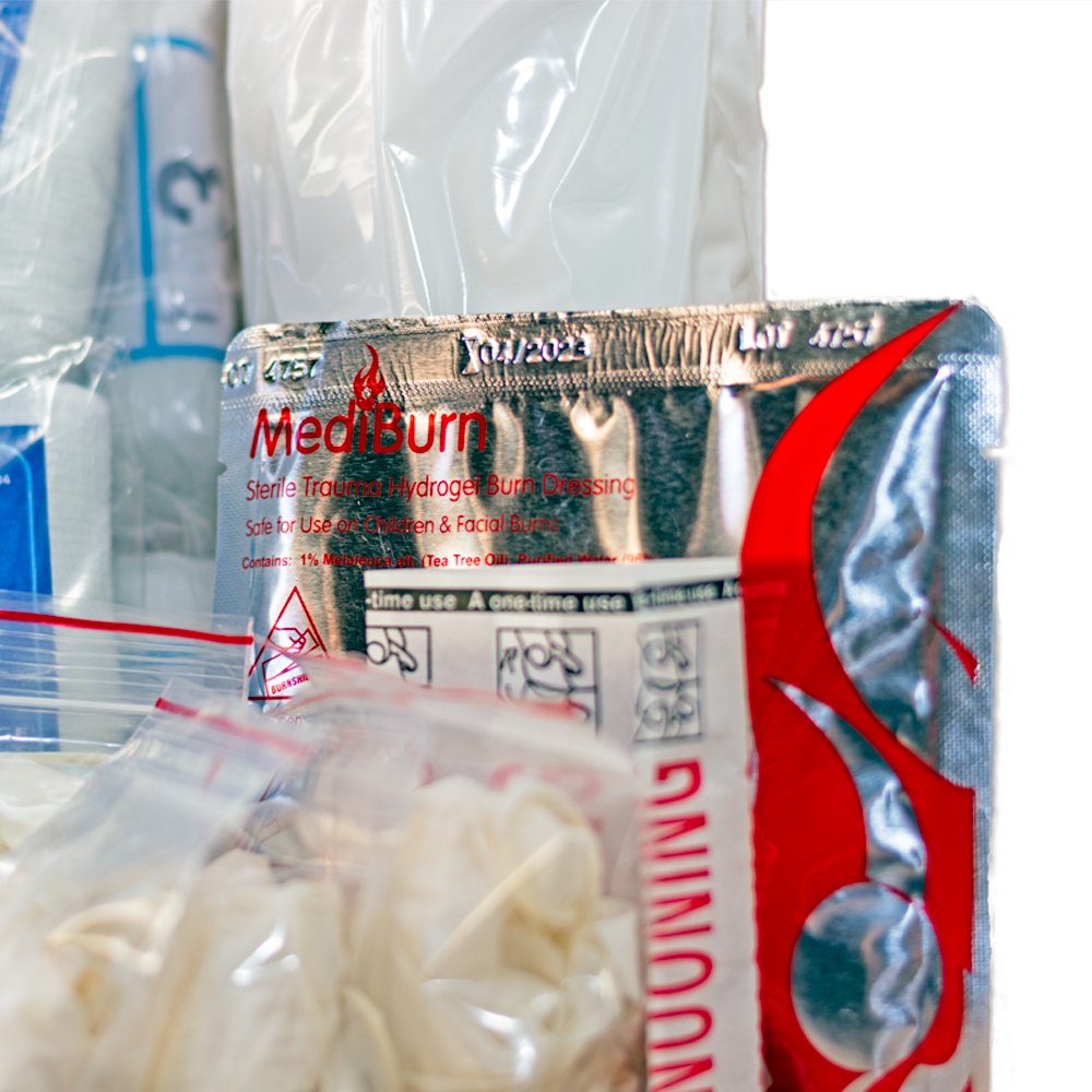 Regulation 3 First Aid Kit in Grab Bag Red (5-50 persons) - Image 3
