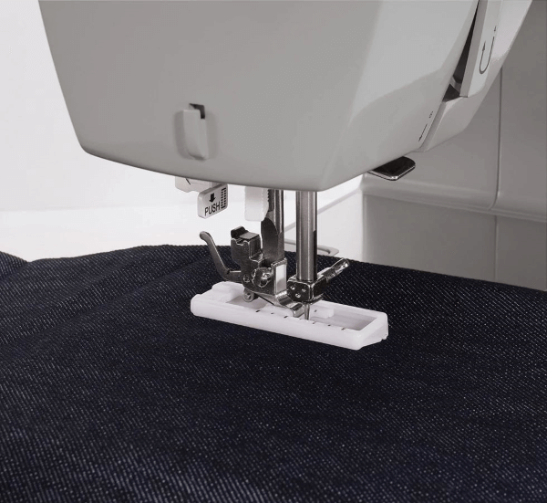 Singer 4411 - Heavy Duty Sewing Machine - Domestic - Image 4